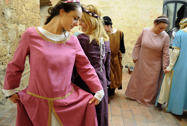Dalla spada alla rosa, evento-spettacolo alla Rocca di Staggia, Danze, duelli, canti, tamburi in uno spettacolo itinerante tra le mura della Rocca Dalla spada alla rosa, evento-spettacolo alla Rocca di Staggia, Danze, duelli, canti, tamburi in uno spettacolo itinerante tra le mura della Rocca